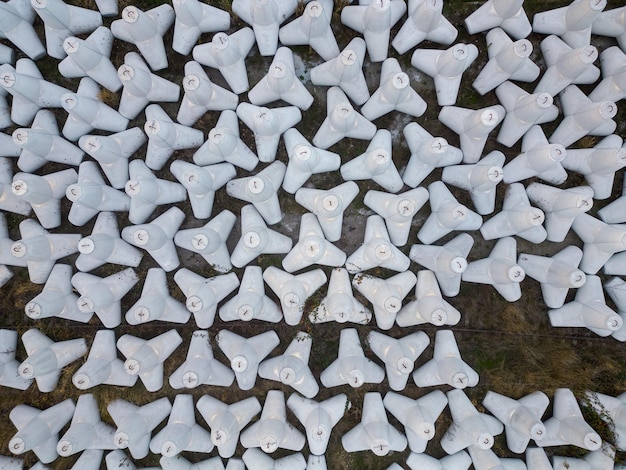 Nieuwe betonnen tetrapoden in een fabriek