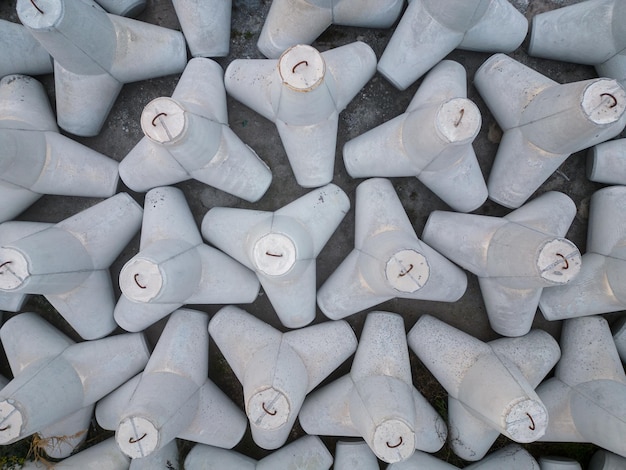 Nieuwe betonnen tetrapoden in een fabriek