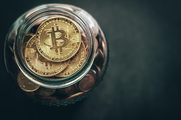 Nieuwe bitcoin munt bovenop oude euro muntkopie ruimte