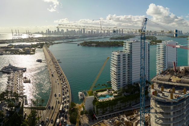 Nieuwe bouwplaats voor de ontwikkeling van residense in een Amerikaans stedelijk gebied Industriële torenheffingskranen in Miami Florida Concept van woningbouwgroei in de VS