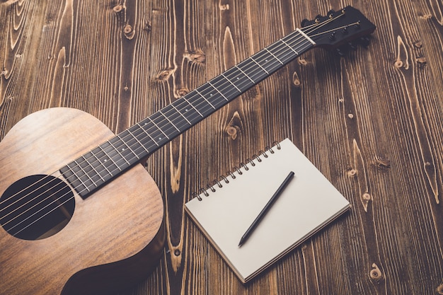 Nieuwe bruine gitaar op een houten bord