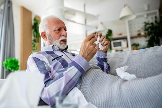 Nieuwe coronavirus CoVid19-uitbraaksituatie met pandemische epidemie waarschuwing volwassen blanke senior oude man met koortssymptomen zoals ziekte koude seizoensgriep mensen en virusconcept