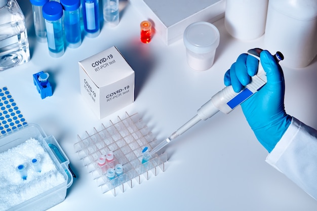 Nieuwe diagnostische kit voor coronavirus. Reagentia, primers en controlemonsters om aanwezigheid coronavirus te detecteren. In vitro diagnostische test op basis van real-time PCR-technologie.