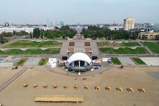 Nieuwe dijk aan de oever van de Irtysh-rivier in de stad Pavlodar Kazachstan bovenaanzicht vanaf de drone van bovenaf