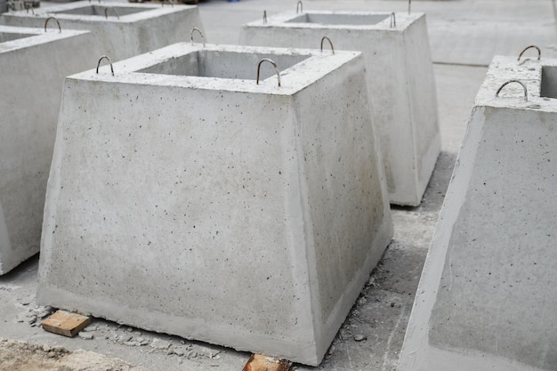 Foto nieuwe fundering van gewapend beton voor de kolom in het magazijn van de fabriek