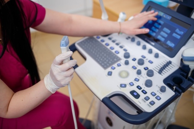 Nieuwe gemoderniseerde apparatuur voor echografisch onderzoek van lichaamsorganen