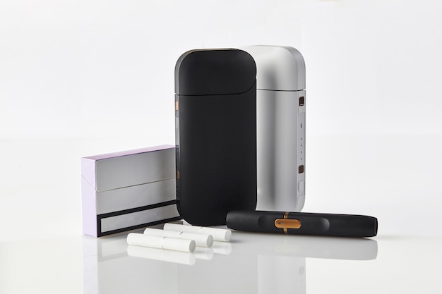Nieuwe generatie elektronische sigaret zwart-wit batterijen één pak drie heatsticks geïsoleerd op ...