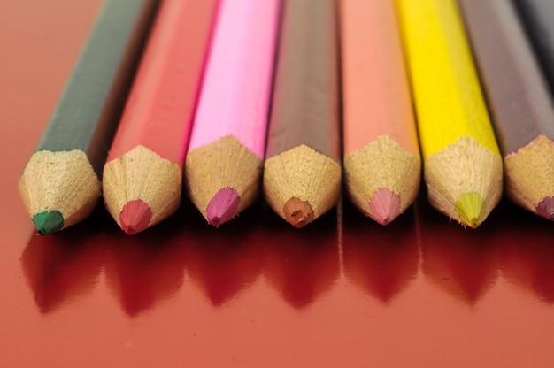 Nieuwe getextureerde potloden op een gekleurde achtergrond
