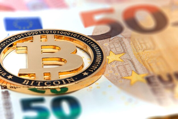 Nieuwe gouden bitcoin op vijftig euro bankbiljetten achtergrond Bitcoin crypto valuta Blockchain technologie digitaal geld Mijnbouw concept bitcoin op 50 euro bill