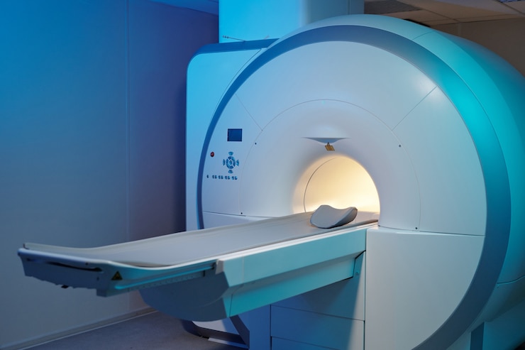 Foto nieuwe grote mri-scanapparatuur met lange tafel