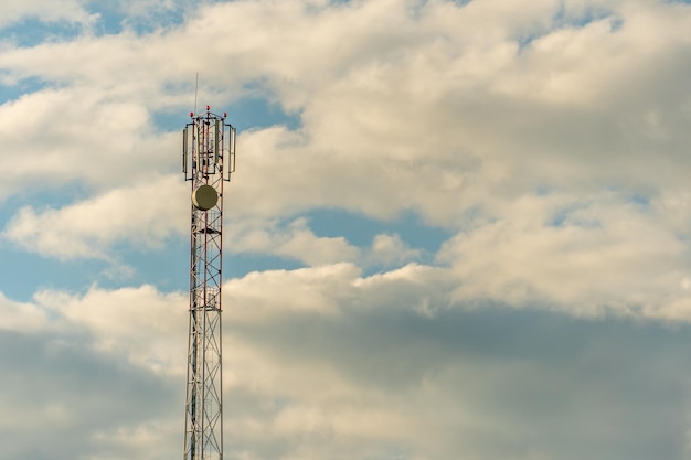 Nieuwe GSM-antennes op een hoge toren tegen een blauwe lucht voor het verzenden van een 5g-signaal zijn gevaarlijk voor de gezondheid Stralingsvervuiling van het milieu door zendmasten De dreiging van uitsterven