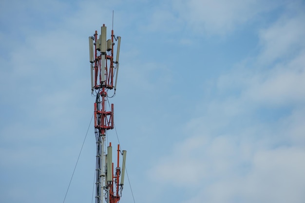 Nieuwe GSM-antennes op een toren tegen een blauwe lucht voor het uitzenden van een 5g-signaal zijn gevaarlijk Stralingsvervuiling van de omgeving door zendmasten Nieuwe technologieën op het gebied van communicatie