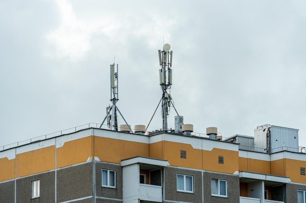 Nieuwe GSM-antennes op het dak van een gebouw voor het verzenden van een 5g-signaal zijn gevaarlijk voor de gezondheid Stralingsvervuiling van het milieu door zendmasten De dreiging van uitsterven van de bevolking