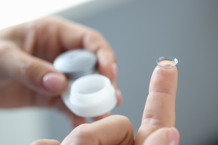 Nieuwe heldere contactlens op vingermedicijn en visieconcept