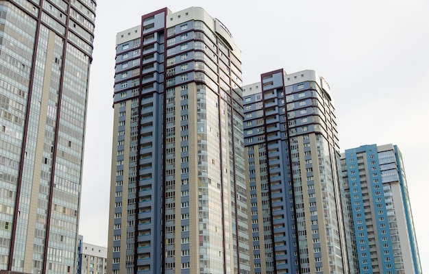 Nieuwe hoogbouw in de stad Stadsblokken buiten de stad