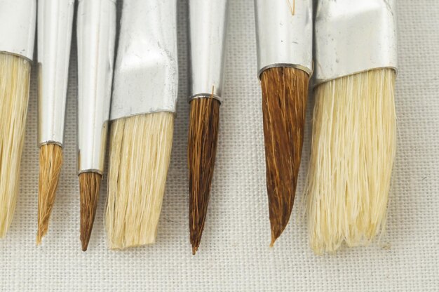 Foto nieuwe houten verschillende paintbrush set textuur op een witte achtergrond