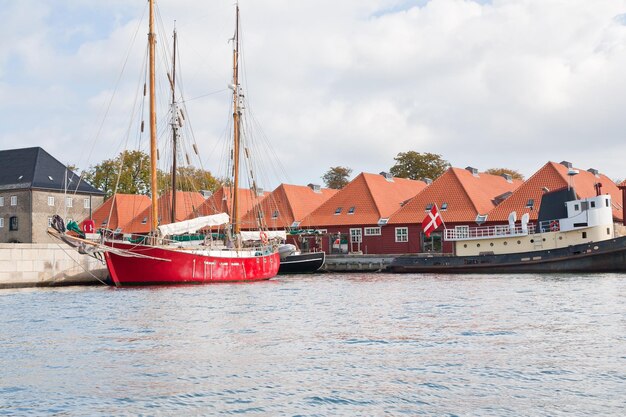 Foto nieuwe huizen en woonboten aan kanaal