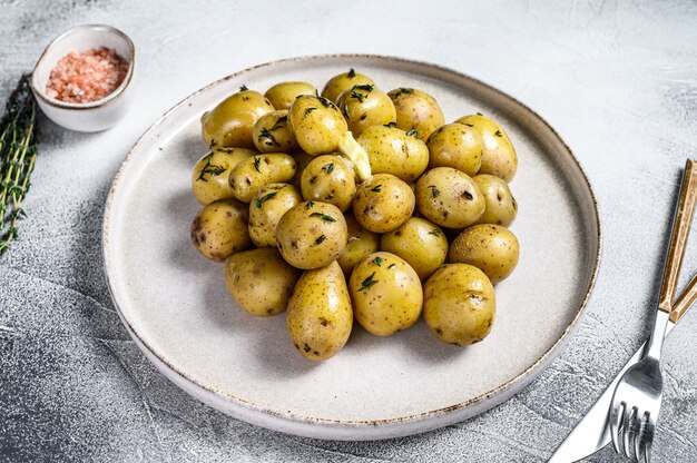 Nieuwe jonge gekookte aardappel met boter