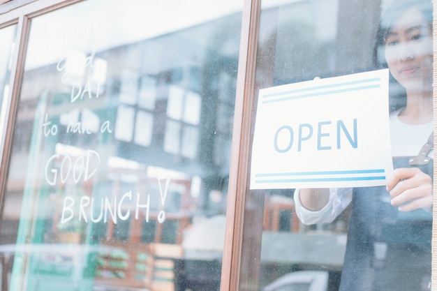 Nieuwe jonge zakenman open de winkel.