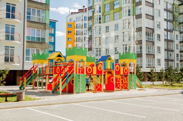 Nieuwe kinderspeeltuin bij een appartementengebouw