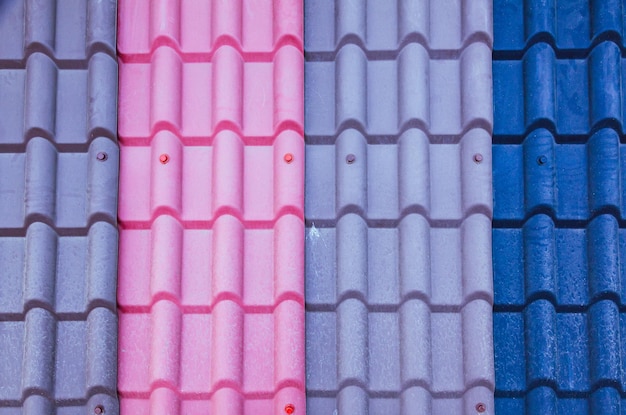 Foto nieuwe kunststof daklei in vier verschillende kleuren