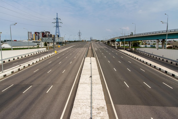 Nieuwe lege weg verhoogd in Moskou. Het verkeer op de snelwegbrug.