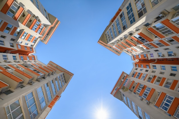 Nieuwe moderne appartementsgebouwen van onderaf gefotografeerd