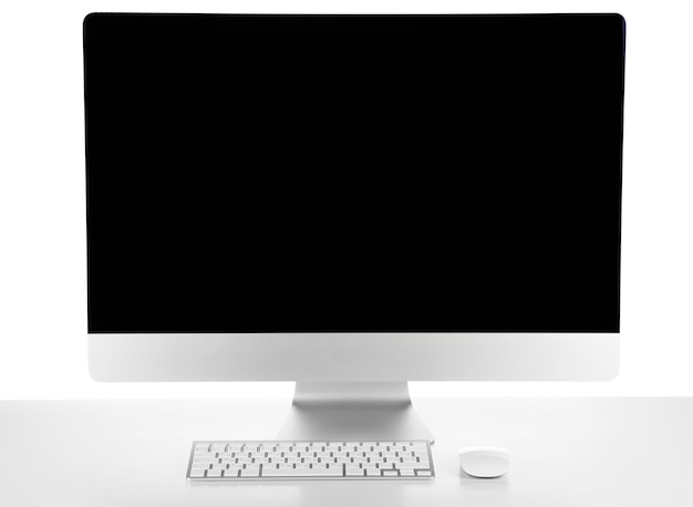 Nieuwe moderne computer geïsoleerd op wit