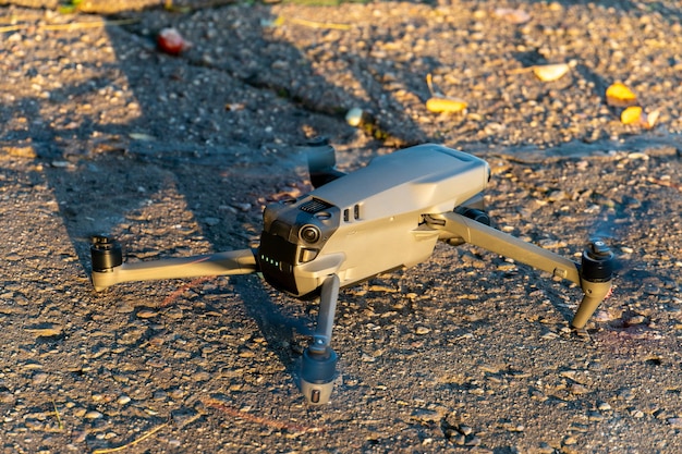 Nieuwe moderne drone close-up De quadcopter staat op de grond en is klaar om op te stijgen Maak professionele video's met een drone