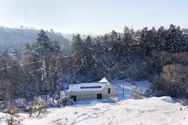 Nieuwe moderne droomhuisappartementen in besneeuwde vallei op zonnige ijskoude winterdag