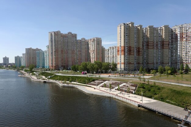 Nieuwe moderne gebouwen achter het recreatiepark aan de oevers van de rivier de Moskou in de Krasnogorsk