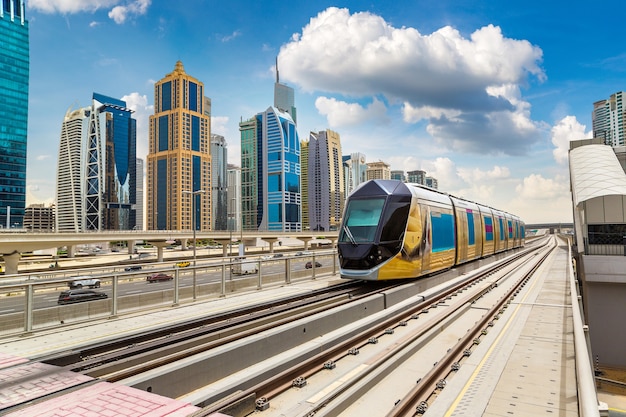 Nieuwe moderne tram in Dubai, Verenigde Arabische Emiraten