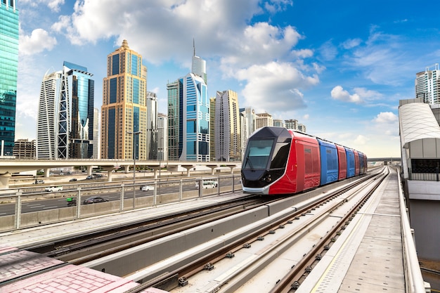 Nieuwe moderne tram in Dubai