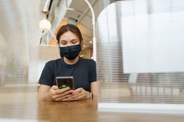 Nieuwe, normale Aziatische schoonheid Draag een masker om Covid 19-virussen of coronavirus te voorkomen.