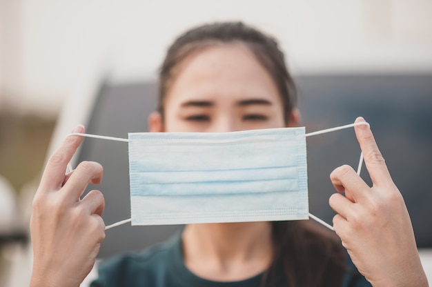 Nieuwe normale mensen ware medische gezichtsmasker overal reizen auto op weg