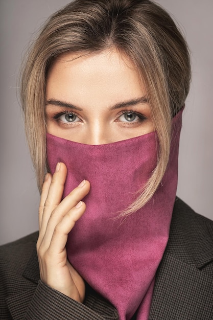 Nieuwe normale mode. Mooie vrouw die een stijlvolle leren bandana draagt in plaats van een preventiemasker.