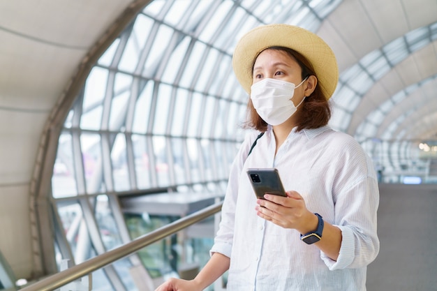 Nieuwe normale toerist met gezichtsmasker reist op de luchthaven