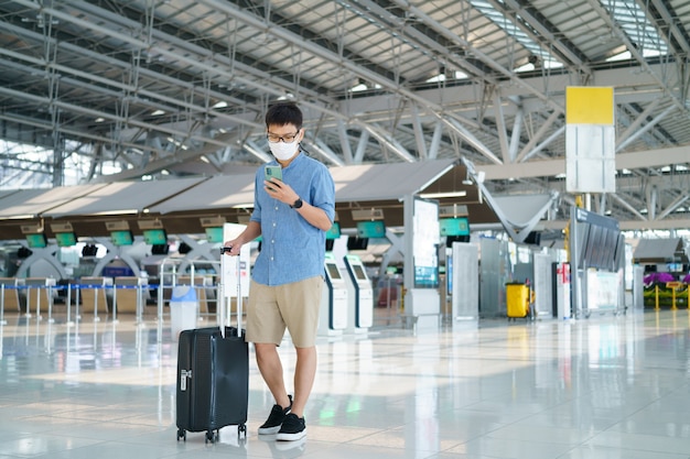 Nieuwe normale toerist met gezichtsmasker reist op de luchthaven