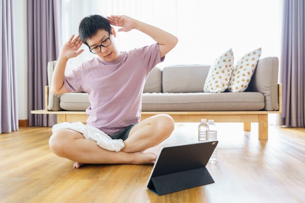 Nieuwe normale training thuis Een Aziatische man