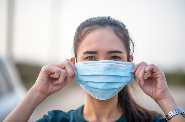 Nieuwe normale vrouw met stofmasker en coronavirus Voordat ze naar verschillende plaatsen in het dagelijks leven reist