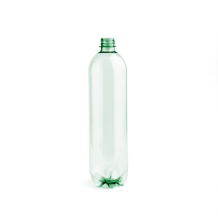 Foto nieuwe ongebruikte groene lege plastic fles zonder dop op een witte achtergrond geïsoleerd.