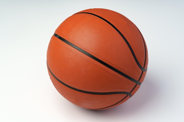 Nieuwe oranje basketbal geïsoleerd op wit