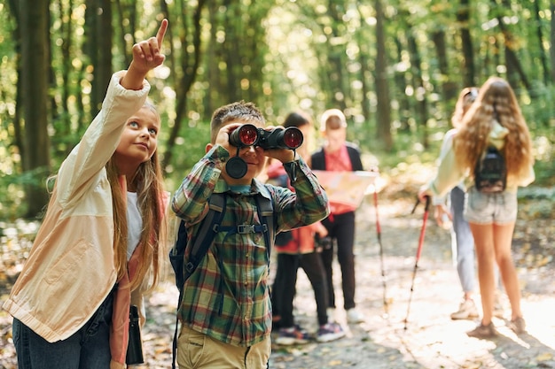 Foto nieuwe plekken kinderen samen in het groene bos op zomerdag