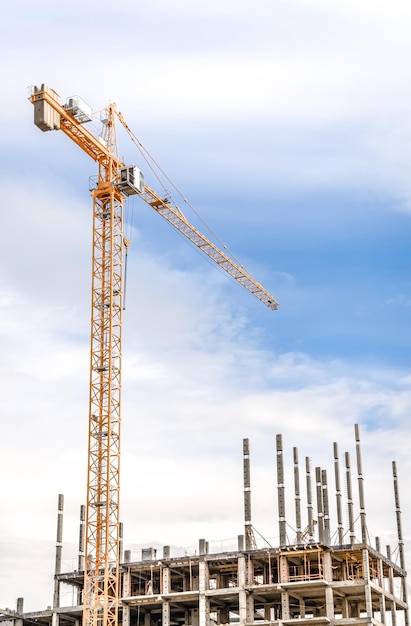 Nieuwe residentiële hoogbouw en hijskraan