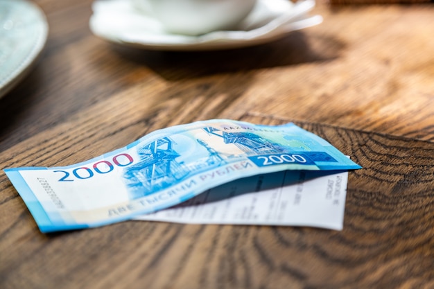 Nieuwe Russische bankbiljetten in restaurant