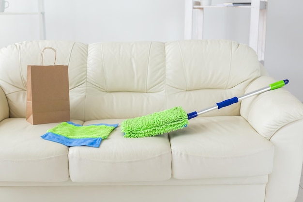 Nieuwe schone groene microfiber dweil vloerwisser die vegen schoonmaakt, liggend op bankgereedschap voor het schoonmaken van s