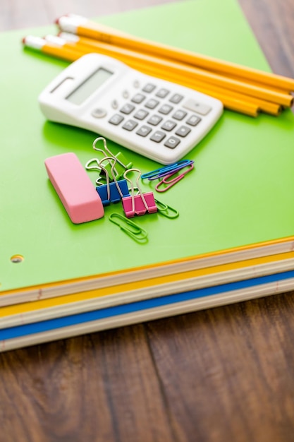 Nieuwe schoolbenodigdheden voorbereid voor het nieuwe schooljaar.