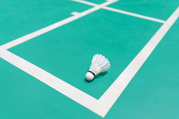 Nieuwe shuttle op groen badmintonveld