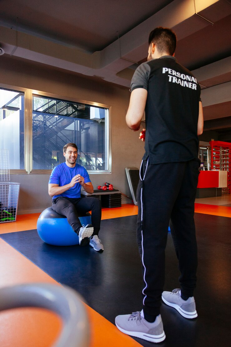 Nieuwe sportschoollid training met een gezonde instructeur