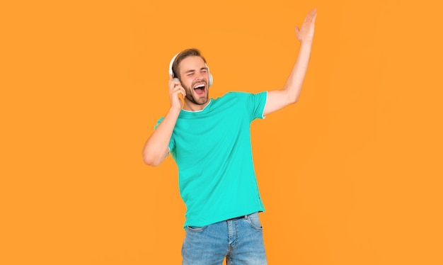 nieuwe technologie vrolijke zingende man in moderne koptelefoon online onderwijs